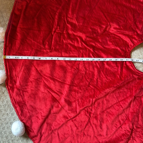 Red Velvet Tree Skirt white Pom poms - Picture 4 of 6